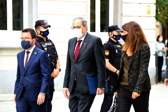 Catalan president Quim Torra, center, arrives at the Supreme Court accompanied by vice president Pere Aragonès and spokesperson Meritxell Budó (by Roger Pi de Cabanyes)